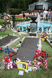https://upload.wikimedia.org/wikipedia/commons/thumb/1/1f/Elvis_grave_Graceland.jpg/170px-Elvis_grave_Graceland.jpg